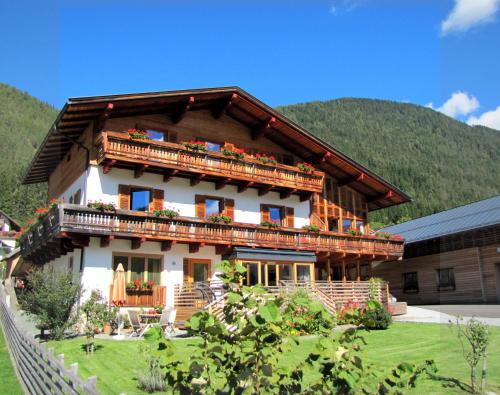 Haus am Mühlbach in Weissensee, Österreich