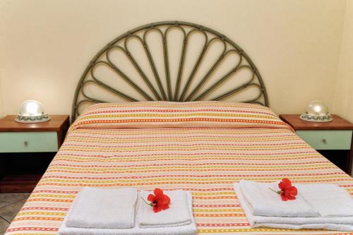 1 queen bed, 2 sofa beds