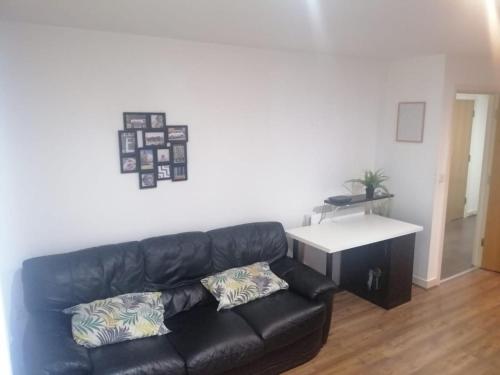 1 Bed Apartment Sleeps 2 with Wi-Fi & Tv