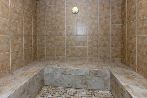Upscale & Spacious Condo In The Coveted Mustique Complex With Breathtaking Views - image 12