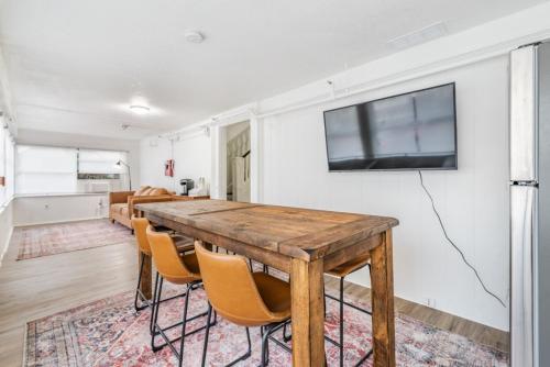Bright and Airy Studio Near Beach Access - Enjoy St Petersburg Life! in St Petersburg, USA
