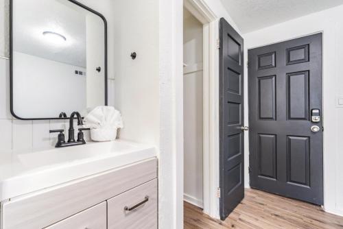 Bright and Airy Studio Near Beach Access - Enjoy St Petersburg Life! in St Petersburg, USA
