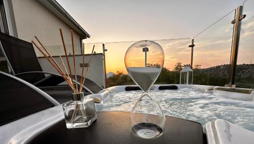 Karstais baseins, Summer House Nika with Jacuzzi in Slime