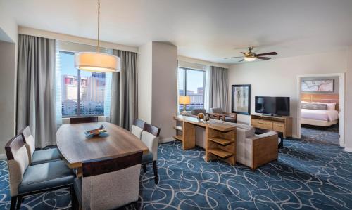 Beautiful Hotel in Desert Blue 2BD Deluxe near The Strip - image 2
