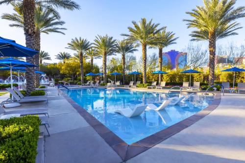 Beautiful Hotel in Desert Blue 2BD Deluxe near The Strip - image 13
