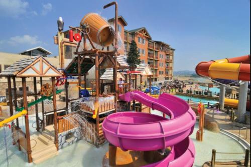 Beautiful Resort in Great Smokies Lodge 2BD Deluxe near Hillside Winery in Sevierville, USA