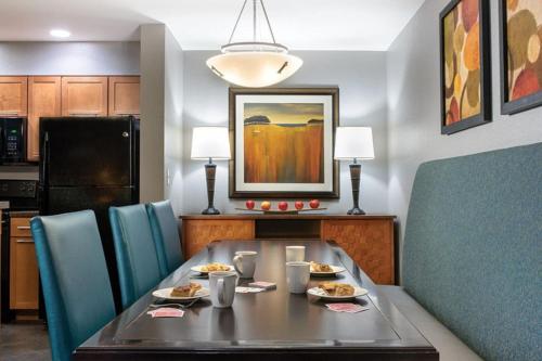 Beautiful Resort in Great Smokies Lodge 2BD Deluxe near Hillside Winery - image 11