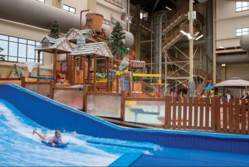 Beautiful Resort in Great Smokies Lodge 2BD Deluxe near Hillside Winery - image 2