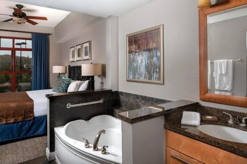Beautiful Resort in Great Smokies Lodge 2BD Deluxe near Hillside Winery - image 7