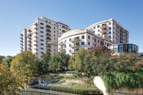 Beautiful Hotel in La Cascada - 2BD in San Antonio, USA