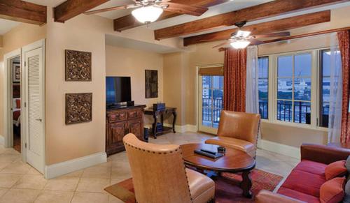 Beautiful Hotel in La Cascada - 2BD in San Antonio, USA