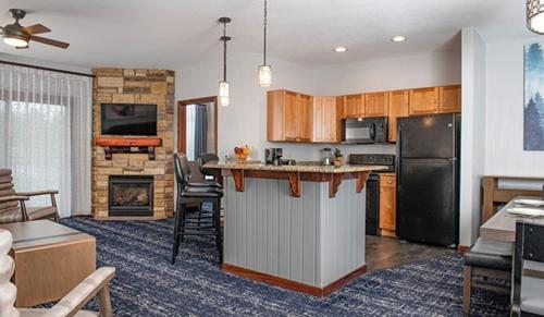Beautiful Resort in Glacier Canyon 1BD Deluxe near Circus World in Baraboo, USA