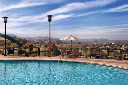 Beautiful Hotel in Smoky Mountains 2BD Gateway to the Smokies - image 2