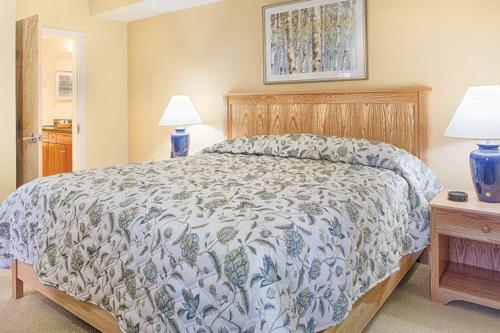 Beautiful hotel in Vermont Smugglers Notch 1BD near Disc Golf Center in Jeffersonville, USA