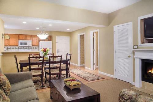 Beautiful Hotel in Villas at Fairfield 1BD at Lakeview Parkway - image 7