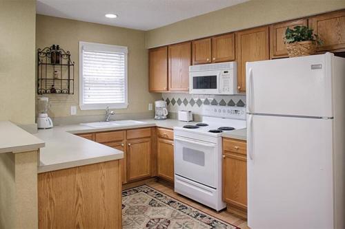 Beautiful Hotel in Villas at Fairfield 1BD at Lakeview Parkway - image 9