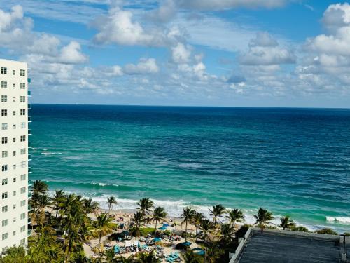 Miami Hallandale Condo, Partial Ocean View Direct Beach and Pool Access Miami Hollywood Beach Room Type - Apartment with Sea View