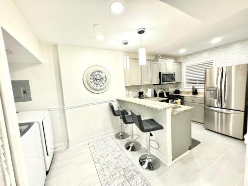 Elegant Serene- Townhome, 10 Mi to Downtown, near Airport in Forest Park, USA