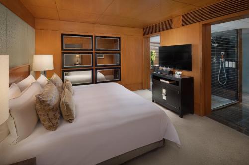 Statue Square King Suite image 10