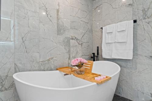 White Pearl Retreat in Downtown in Denver, USA
