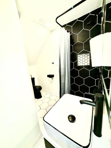Elegant Serene- Townhome, 10 Mi to Downtown, near Airport in Forest Park, USA
