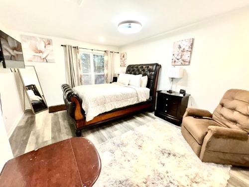 Elegant Serene- Townhome, 10 Mi to Downtown, near Airport in Forest Park, USA