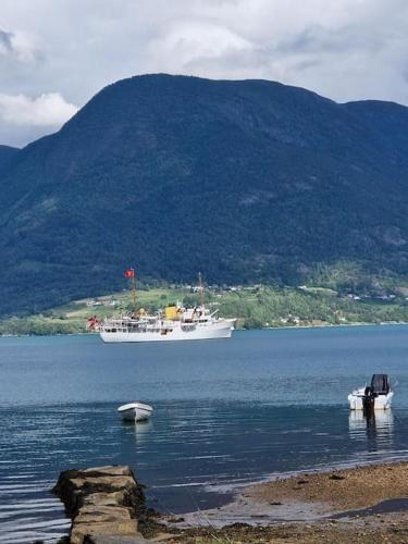 Feriehus ved fjorden i Solvorn in Luster