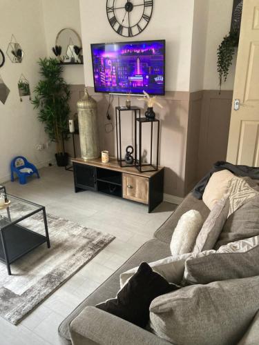 Comfy 3 Bed home in Walsall Perfect for a Getaway in Palfrey