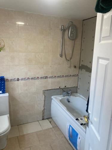 Comfy 3 Bed home in Walsall Perfect for a Getaway in Palfrey