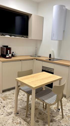 Omis apartment - near beach and town center, ground floor with small garden in 奧米什
