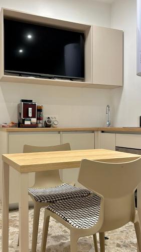 Omis apartment - near beach and town center, ground floor with small garden in 奧米什