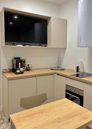 Omis apartment - near beach and town center, ground floor with small garden in 奧米什
