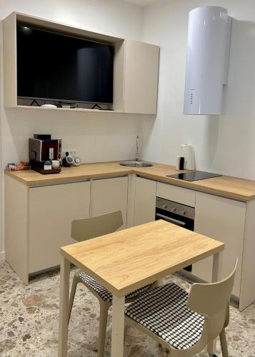 Omis apartment - near beach and town center, ground floor with small garden in 奧米什