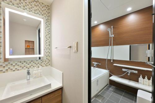 589066440 Holiday Inn & Suites Shin Osaka by IHG
