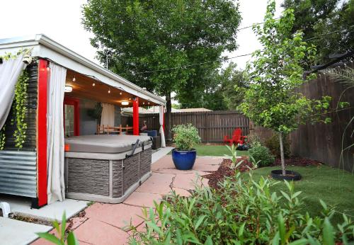 Location! Outdoor Living Hot Tub Walkable Denver in Sloan's Lake