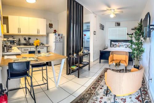 Kitchen, Cozy apartment near Seminole Hard Rock Cafe in Emerald Hills