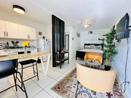 Kitchen, Cozy apartment near Seminole Hard Rock Cafe in Emerald Hills