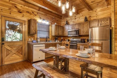 Big Bear Retreat- game Room Hot Tub Sleeps 3o Theater Room WIFI!!! - image 11