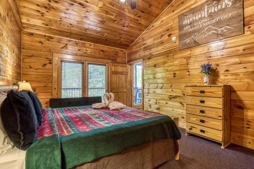 Big Bear Retreat- game Room Hot Tub Sleeps 3o Theater Room WIFI!!! - main image