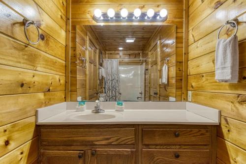 Big Bear Retreat- game Room Hot Tub Sleeps 3o Theater Room WIFI!!! - image 7