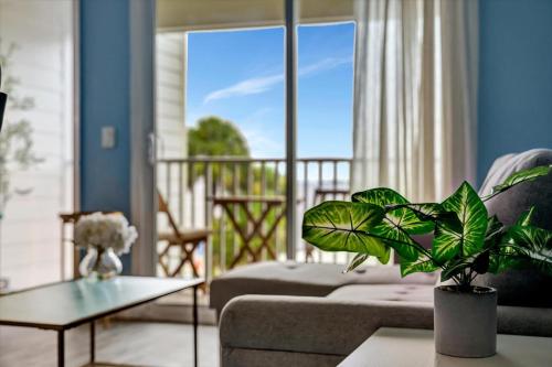 Serenity on the Sea Luxury Condo with Private Balcony on the Ocean in Tampa, USA