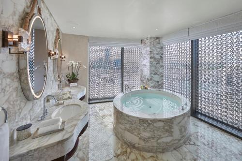 Bathroom, Mandarin Oriental, Doha in Musherib