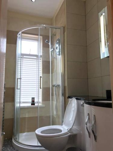 King TV-Bed En-suite MediaCity, MUFC, Salford, Манчестер (фото 6)