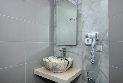 Labyrinth Hotel - image 7