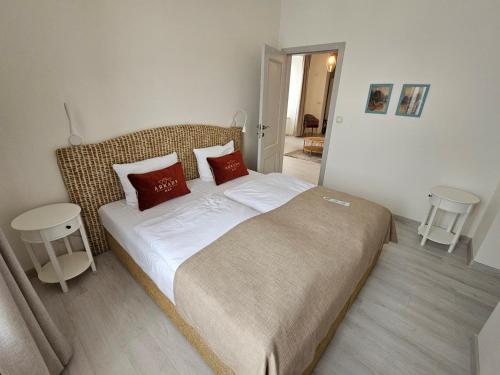 1 queen bed, 1 sofa bed