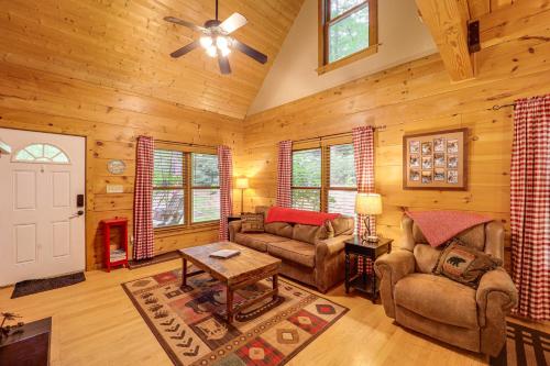 Woodland Cabin with Hot Tub and Deck 11 Mi to Boone! - image 6