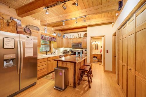 Private Cabin on 2 Acres Hot Tub, 10 Mi to Boone! in Stony Fork, USA