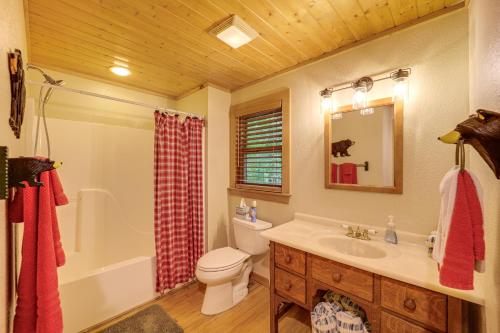 Woodland Cabin with Hot Tub and Deck 11 Mi to Boone! - image 11
