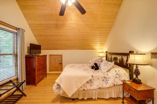 Woodland Cabin with Hot Tub and Deck 11 Mi to Boone! - image 6