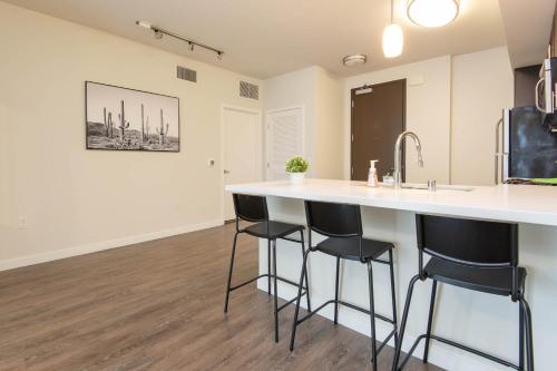 Downtown 1Bed 1Bath FreeParking Patio Pool Hot Tub in Los Angeles, USA
